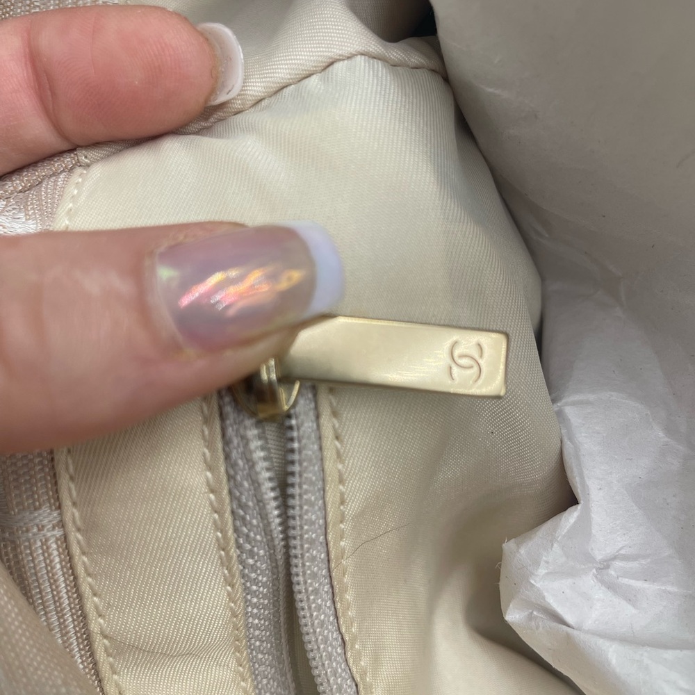 Chanel Traveline Beige Leather Women's Bag - Picture 16 of 17